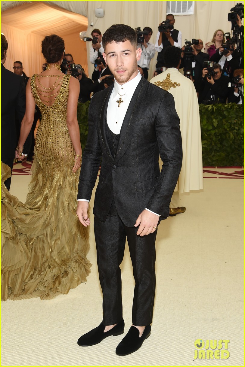 Nick Jonas Rode the Subway to Met Gala 2018! Photo 4078885 Nick
