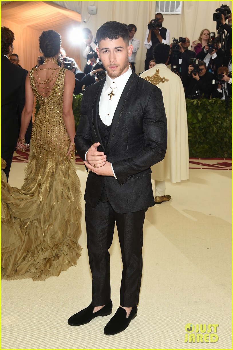Nick Jonas Rode the Subway to Met Gala 2018! Photo 4078890 Nick