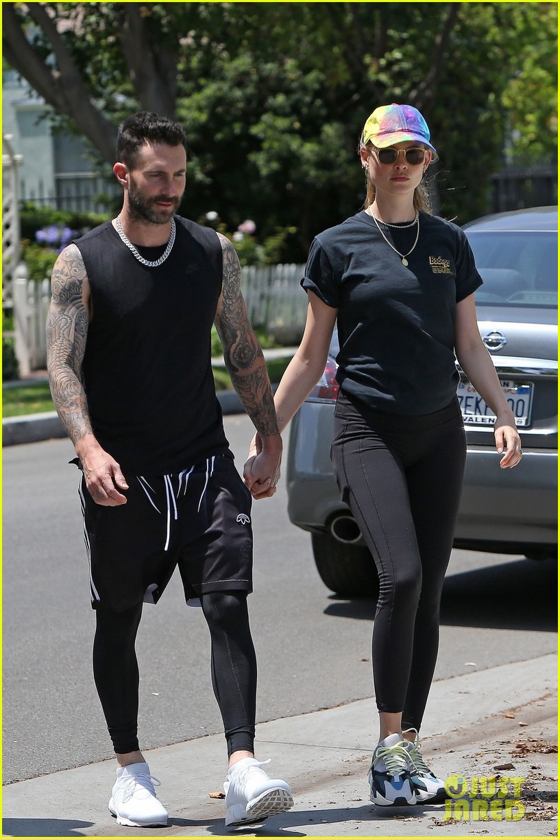 Adam Levine takes Dusty Rose on Starbucks run  Daily Mail Online