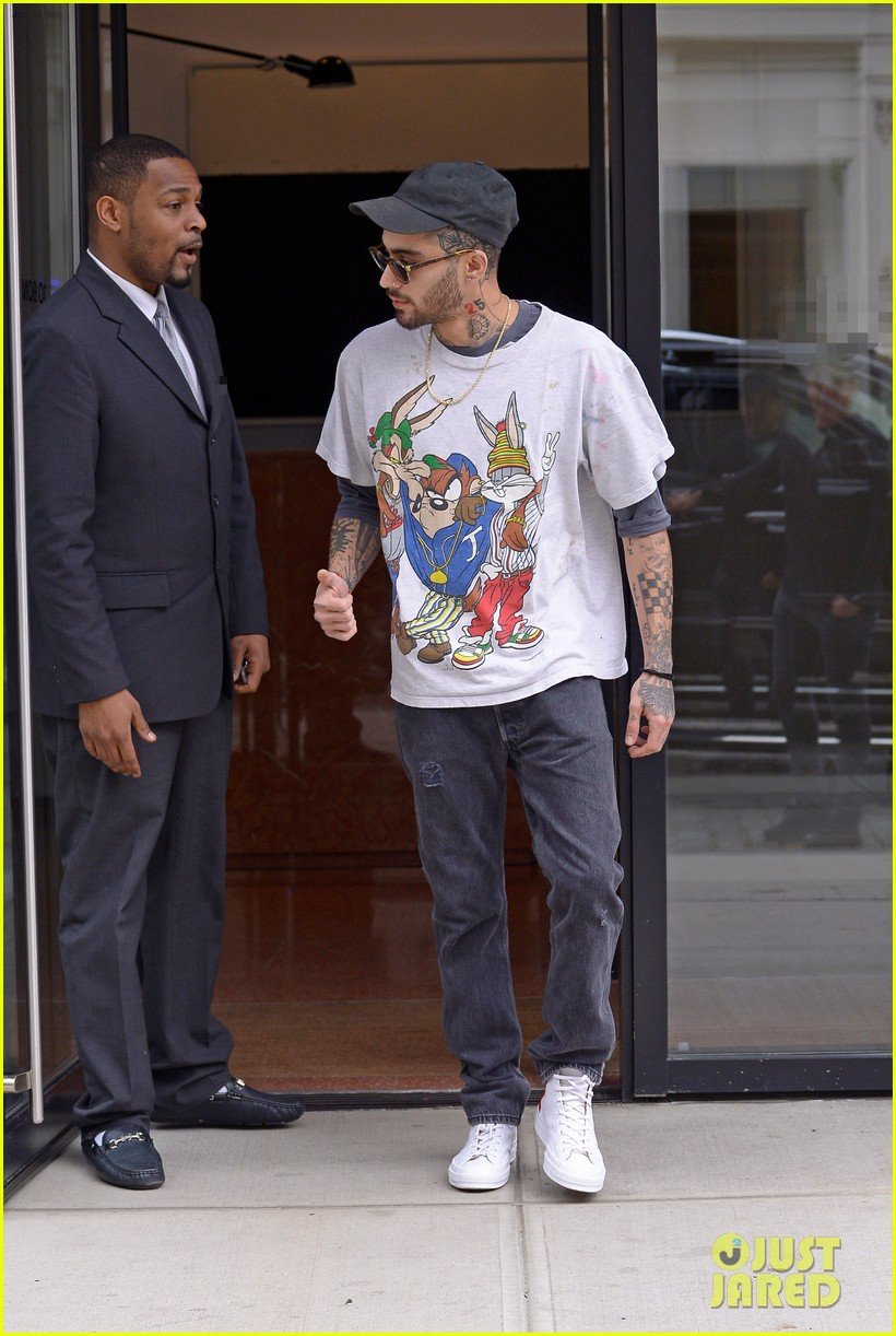 Photo: zayn malik leaves gigi hadids apartment in a looney tunes t