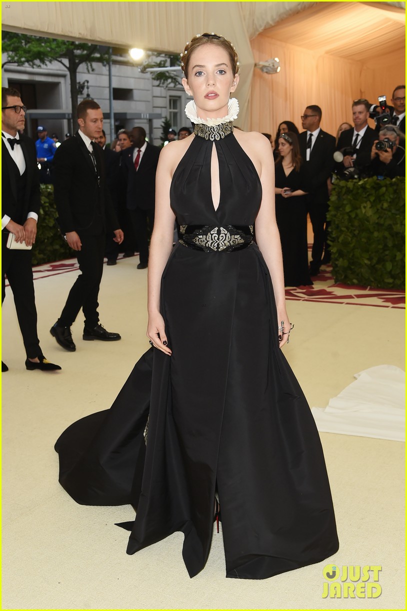 Uma Thurman is Joined by Daughter Maya Hawke at Met Gala 2018 Photo