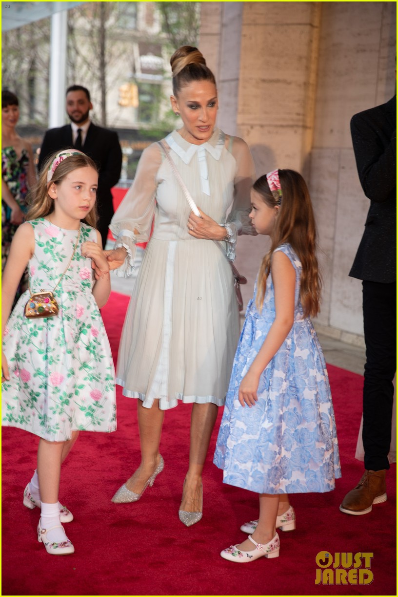 Sarah Jessica Parker Takes Her Twin Daughters to the Ballet! Photo