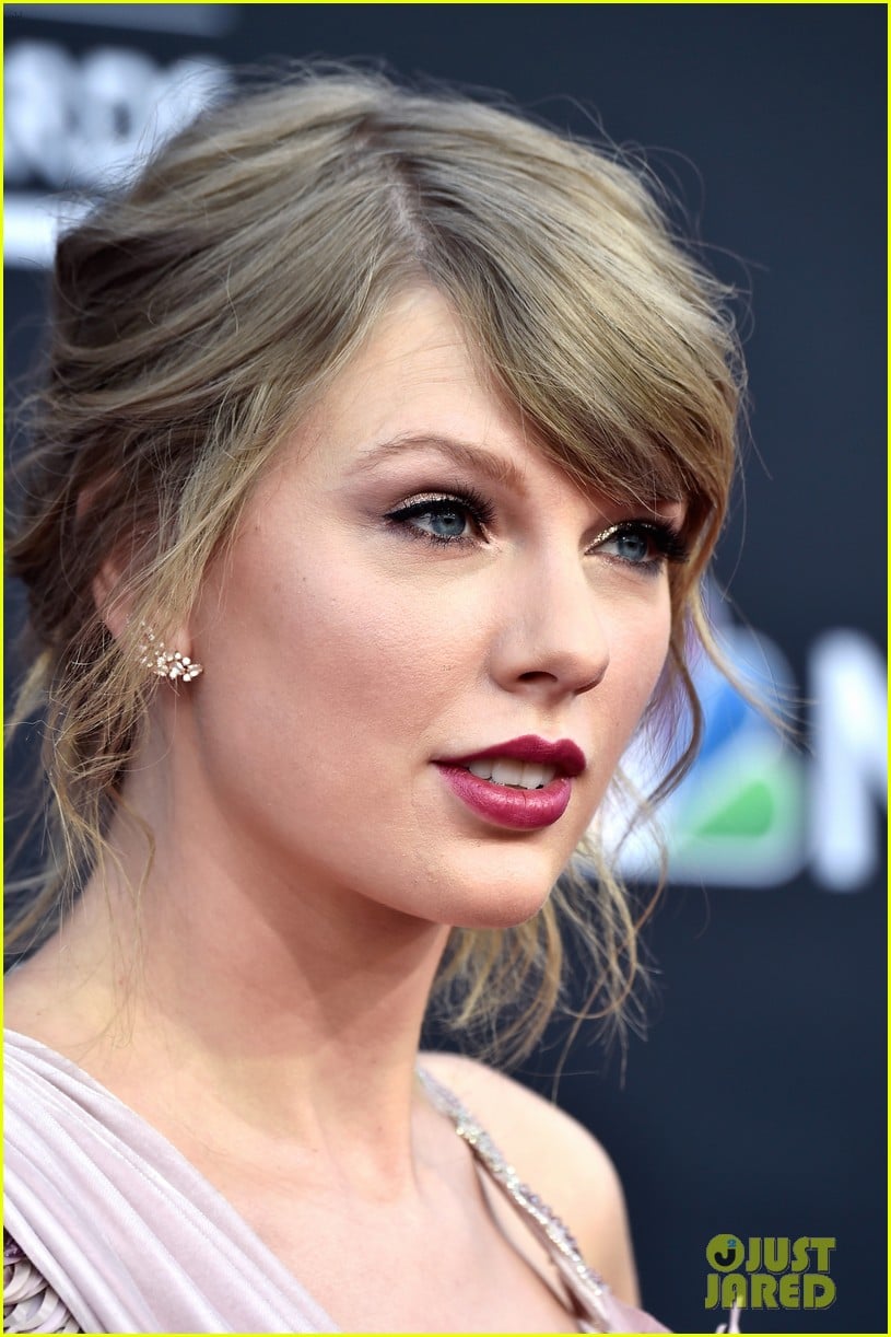 Taylor Swift Walks First Red Carpet in Two Years at Billboard Music