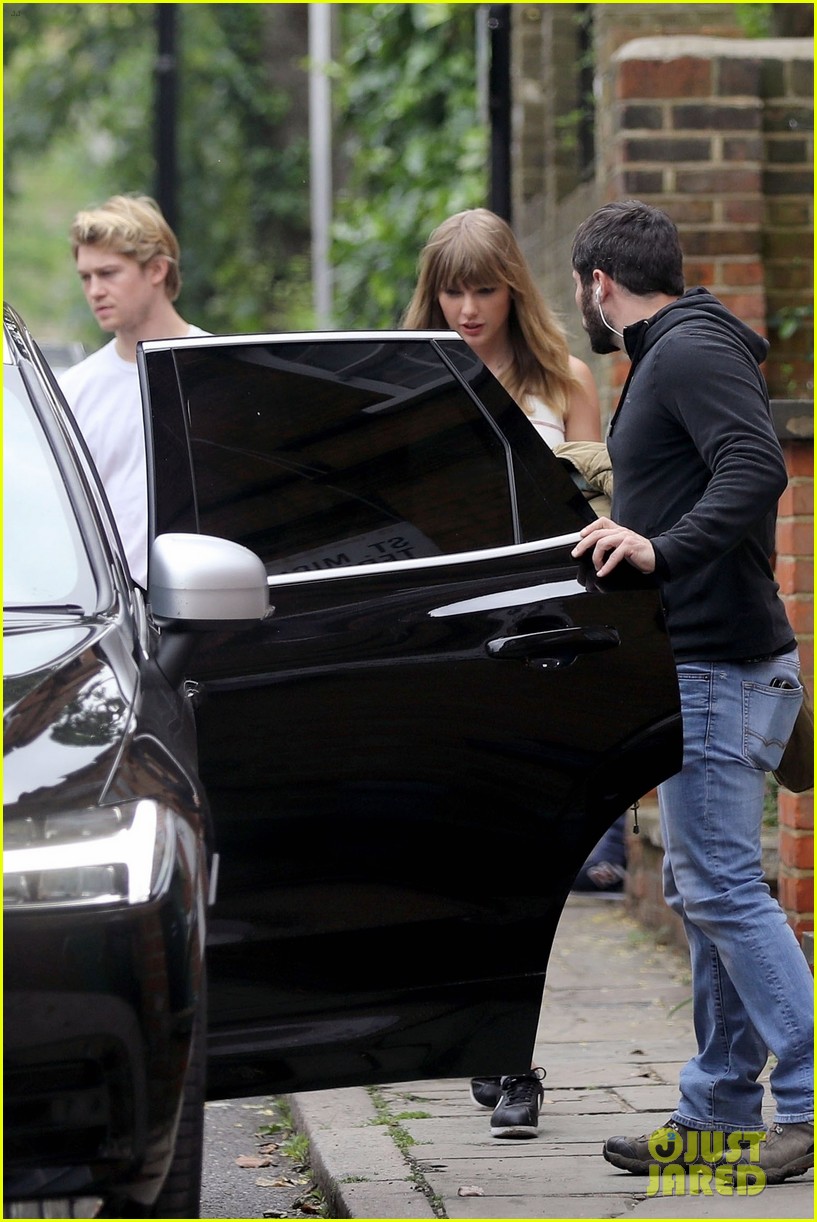 Taylor Swift & Joe Alwyn Step Out for Lunch Date in London! Photo