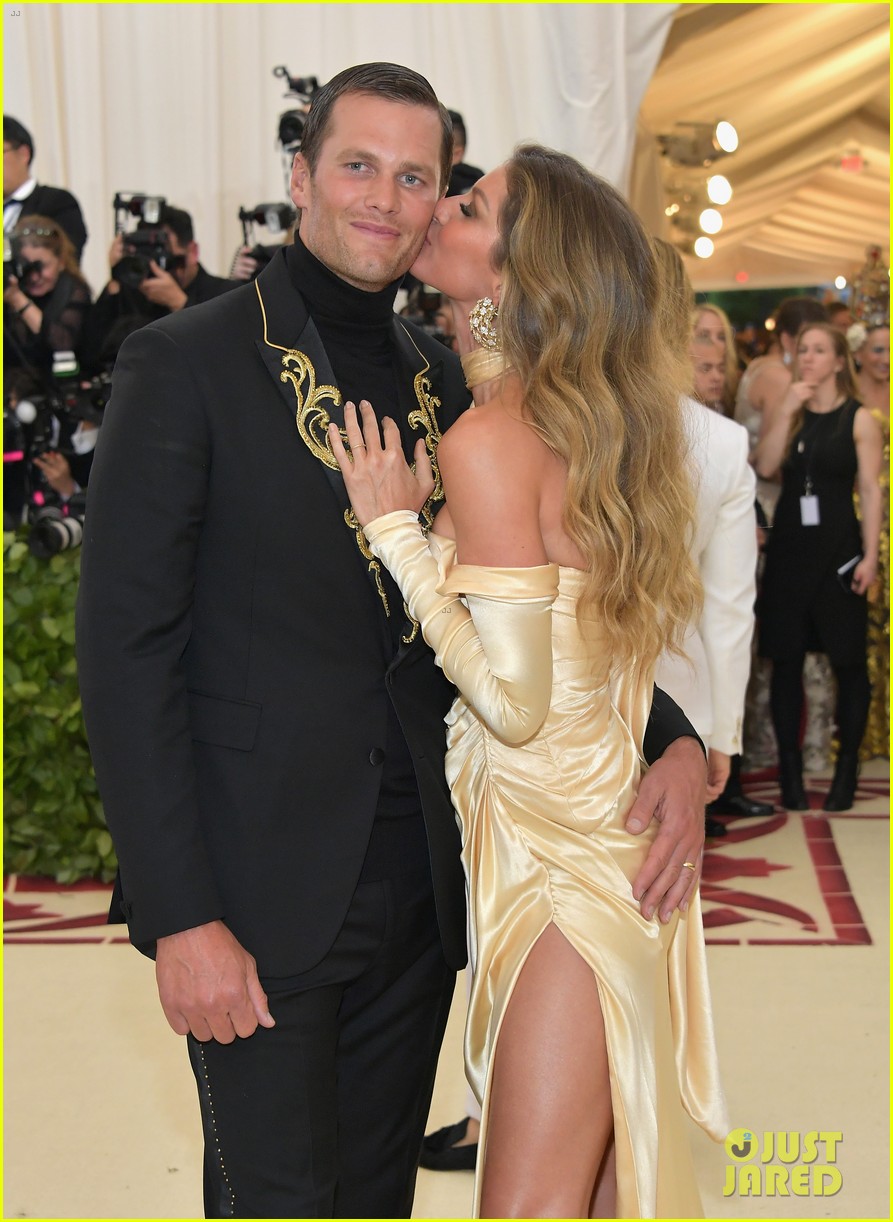 Tom Brady & Gisele Bundchen Share a Kiss at Met Gala 2018! Photo(01)