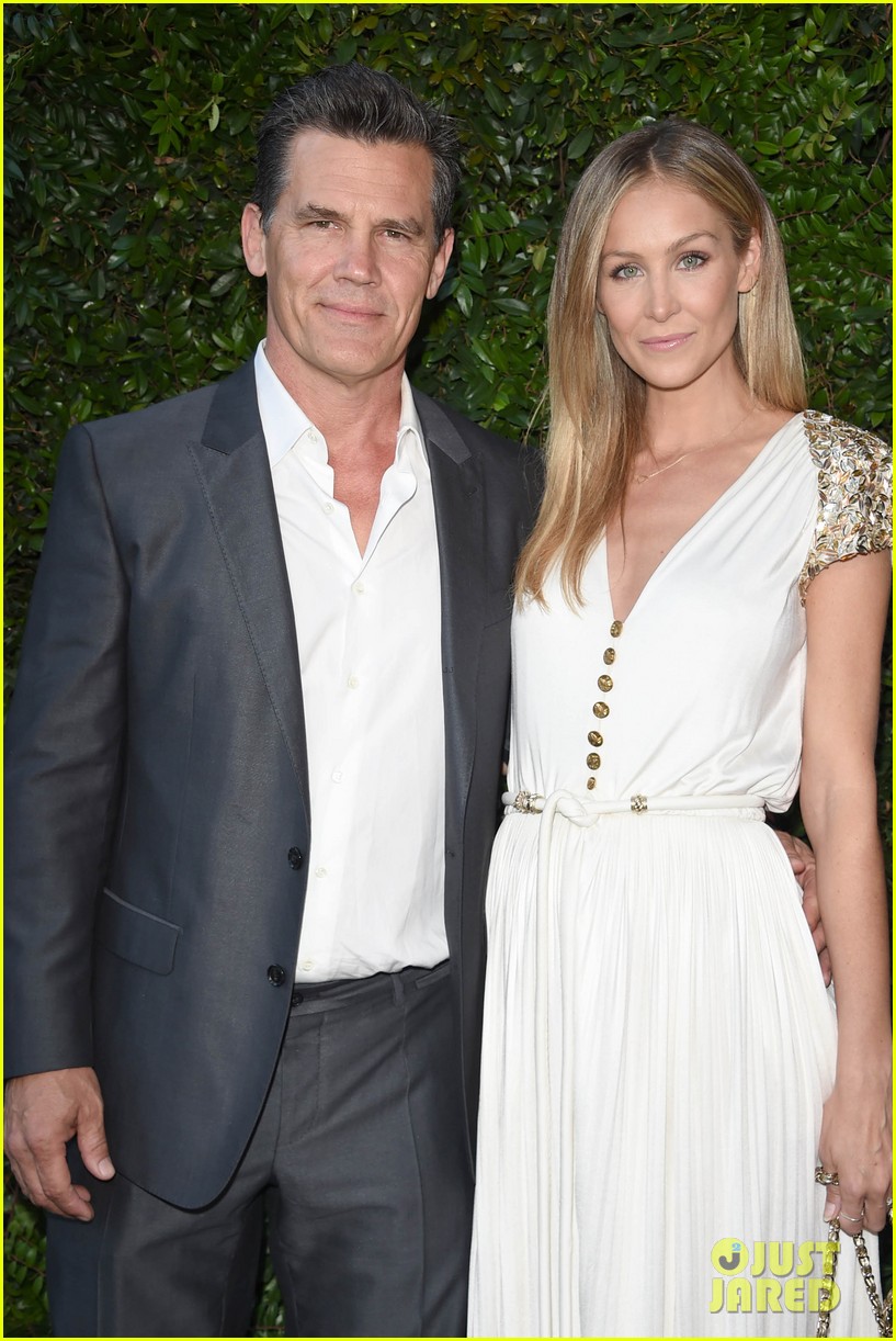 Jennifer Aniston & Courteney Cox Buddy Up at Chanel Dinner! Photo