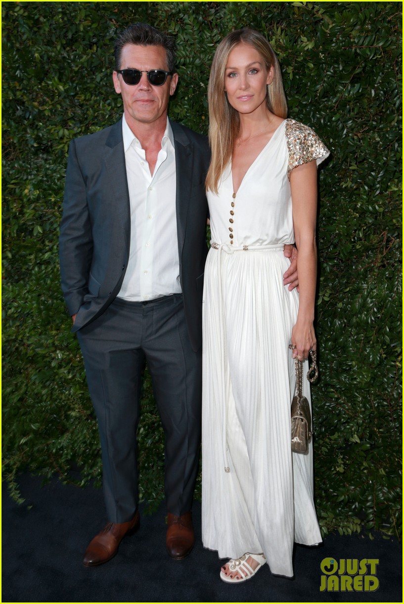 Jennifer Aniston & Courteney Cox Buddy Up at Chanel Dinner! Photo