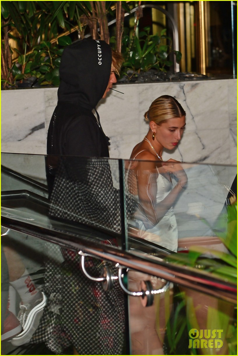 Justin Bieber Gets Cozy in Miami with Hailey Baldwin Photo 4099610(02)