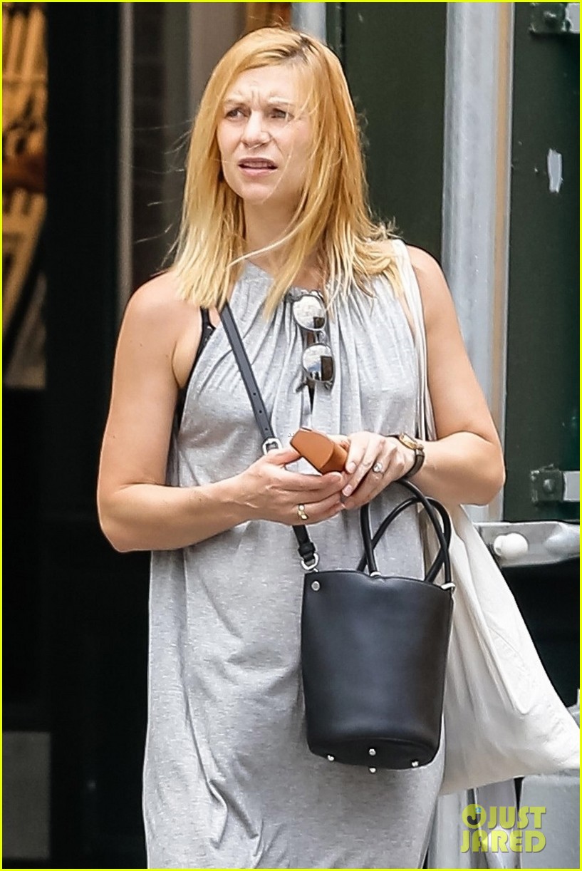 Pregnant Claire Danes Shows Off Her Baby Bump in Soho Photo 4105206
