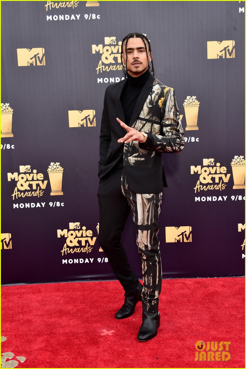 Halsey Cozies Up to GEazy at MTV Movie & TV Awards 2018 Photo 4103098