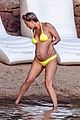 kate hudson pregnant baby bump yellow bikini 02