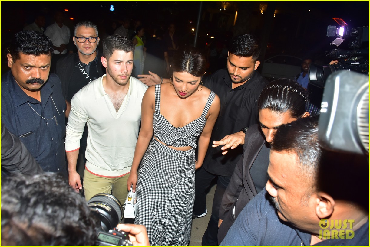 nick-jonas-priyanka-chopra-enjoy-date-night-in-mumbai-photo-4106188