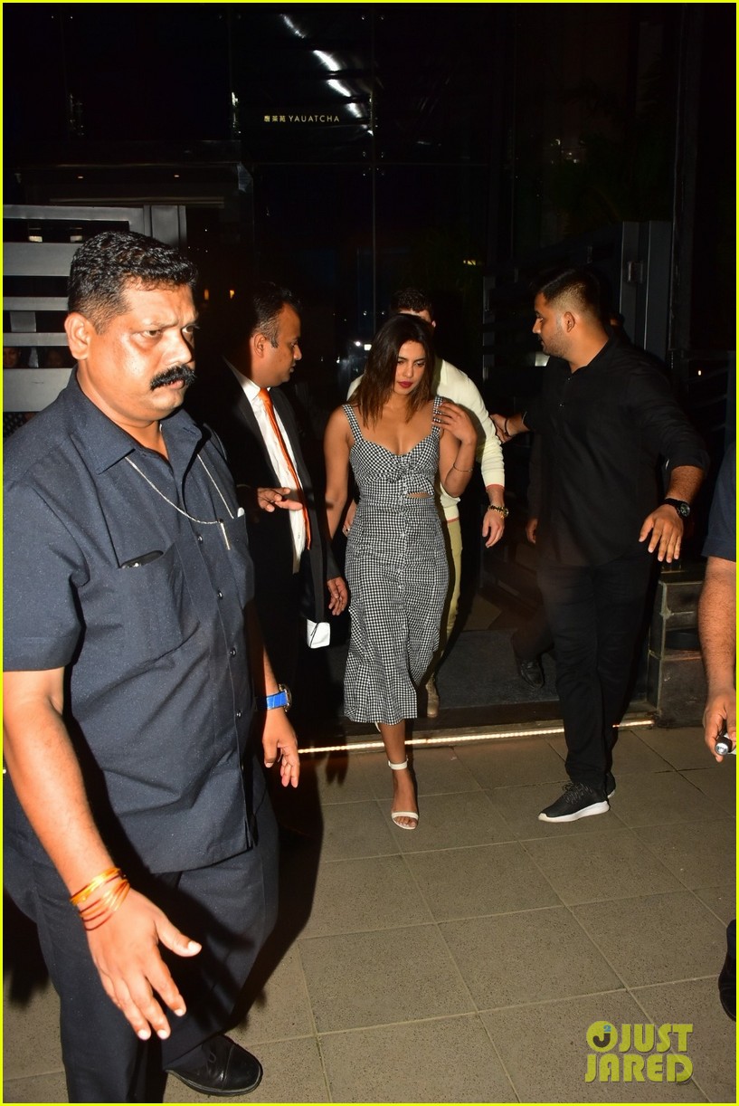 nick-jonas-priyanka-chopra-enjoy-date-night-in-mumbai-photo-4106191