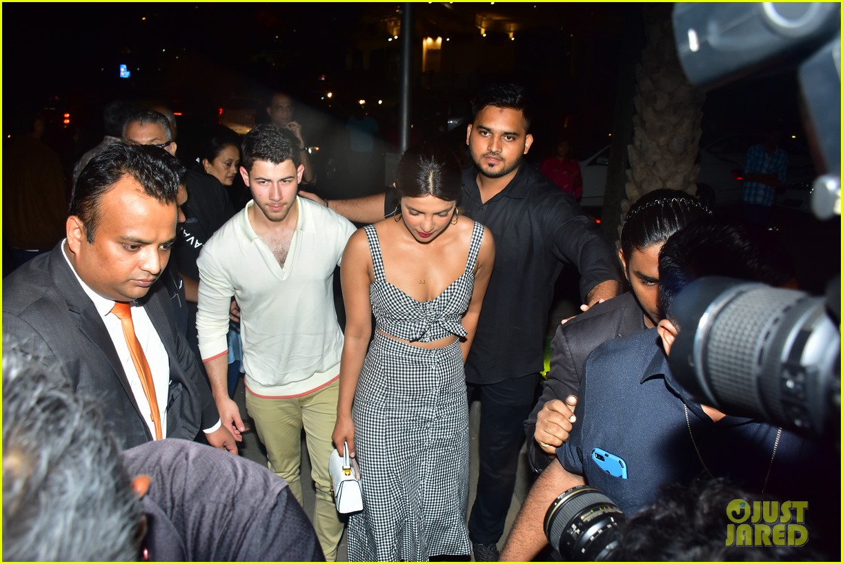 nick-jonas-priyanka-chopra-enjoy-date-night-in-mumbai-photo-4106195
