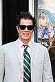 johnny knoxville gets support from wife naomi nelson at action point premiere 02