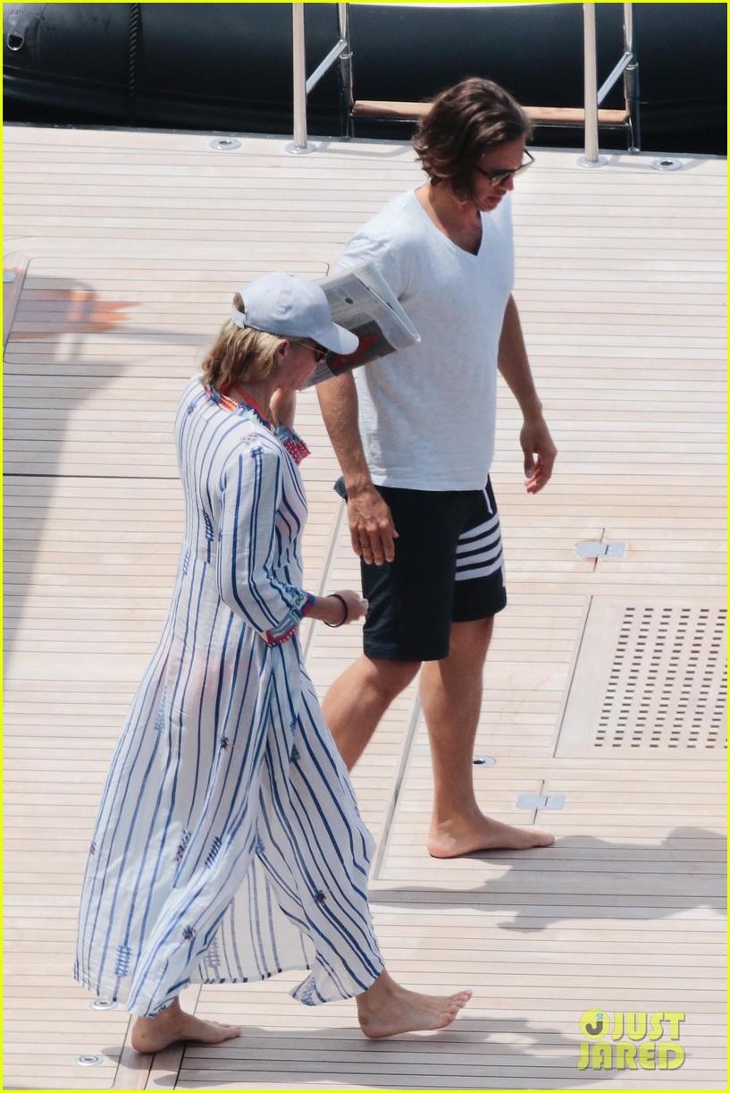 Paltrow Relaxes On a Yacht in Italy with Brad Falchuk Photo(02)