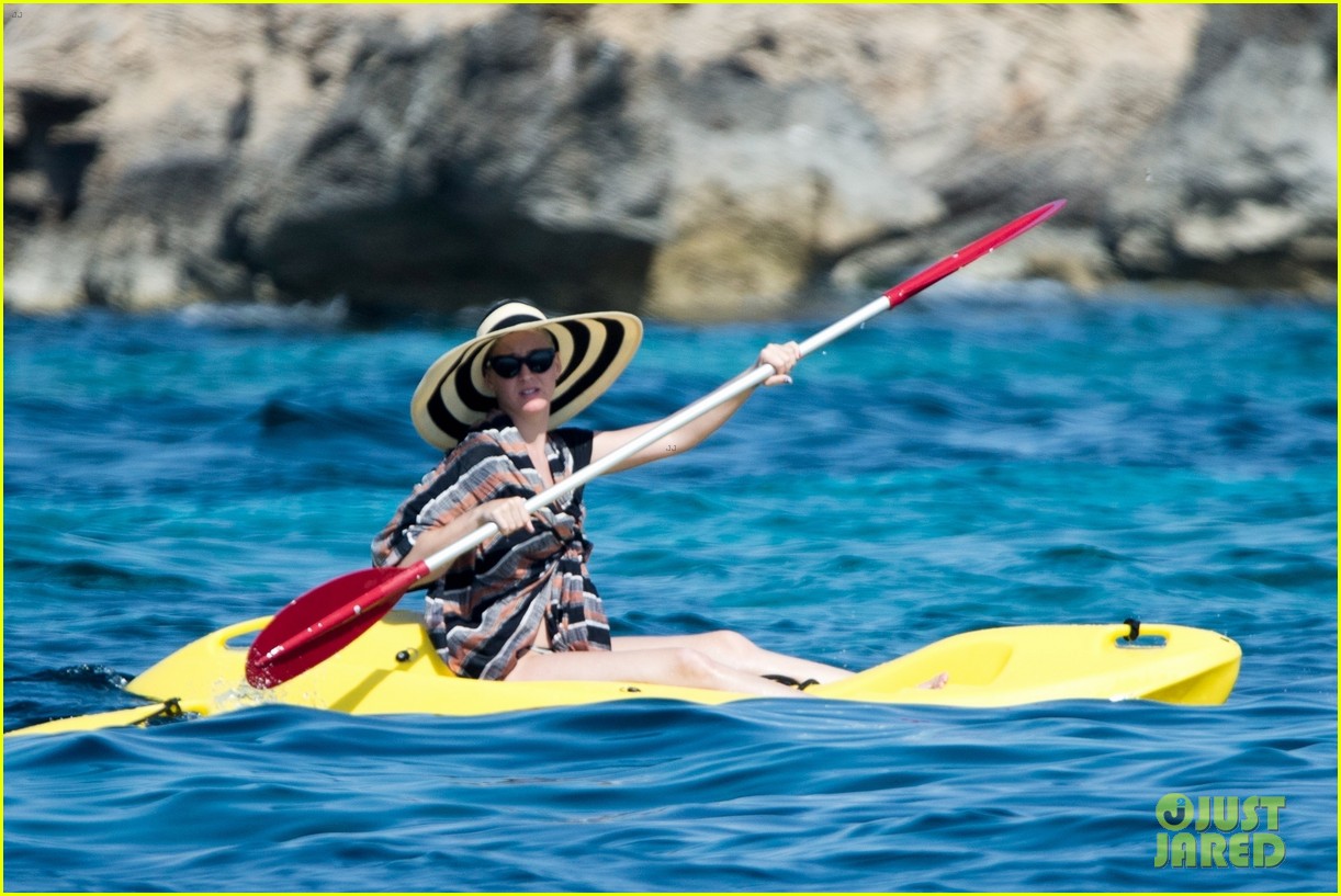 Photo katy perry bikini spain 52 Photo 4109312 Just Jared