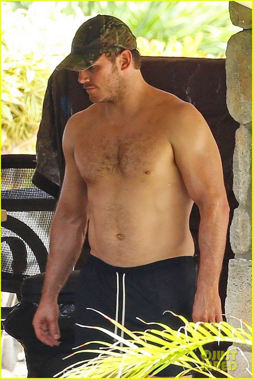 Chris Pratt Goes Shirtless Shows Off His Hot Body In Hawaii Photo