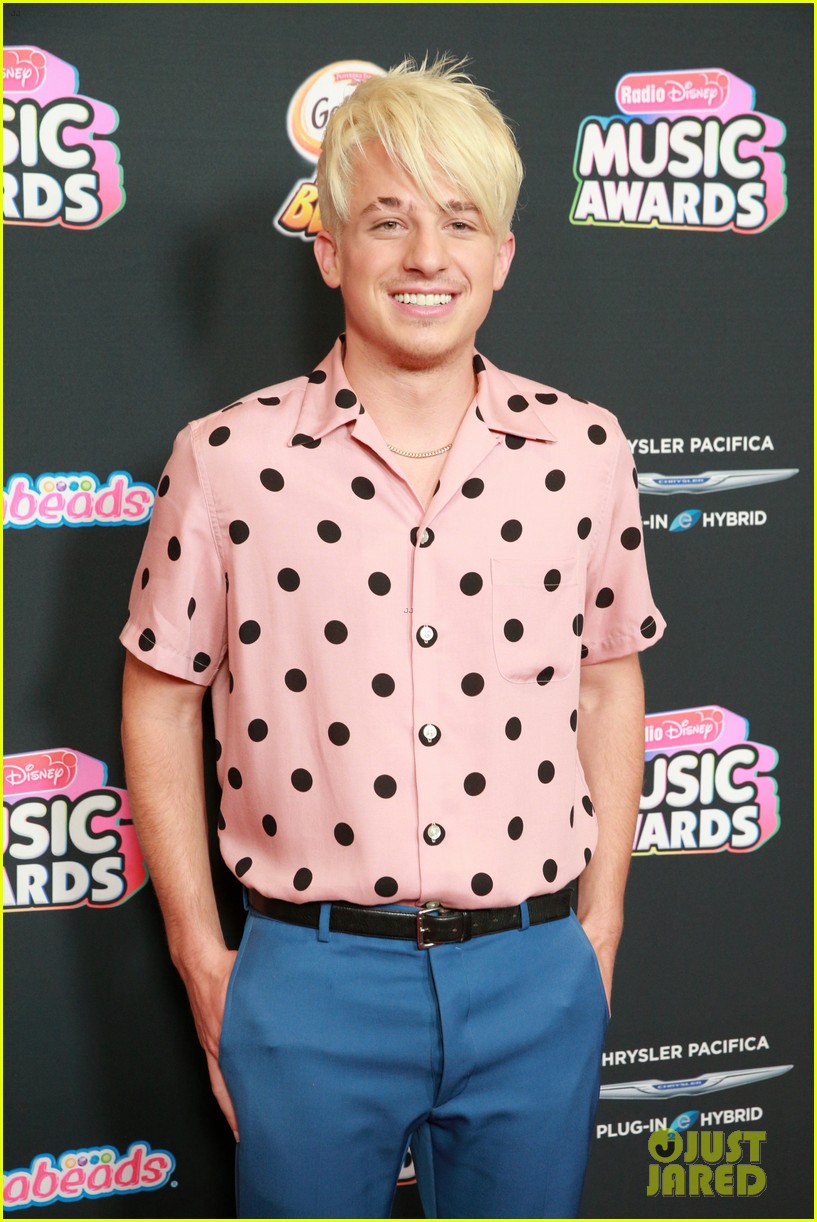 historie support nominelt Charlie Puth Debuts New Blond Hair at Radio Disney Music Awards 2018!:  Photo 4106231 | 2018 Radio Disney Music Awards, Charlie Puth, Radio Disney  Music Awards Pictures | Just Jared