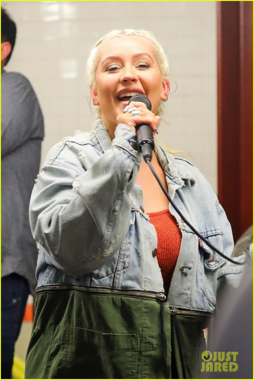 Christina Aguilera & Jimmy Fallon Perform in Disguise in NYC Subway(02)