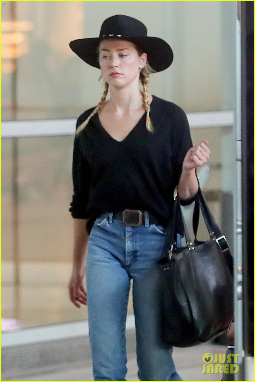 Amber Heard Looks Fashionable While Arriving in France! Photo 4110493
