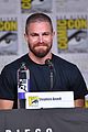 stephen amell arrow costars debut season 7 first look at comic con 01