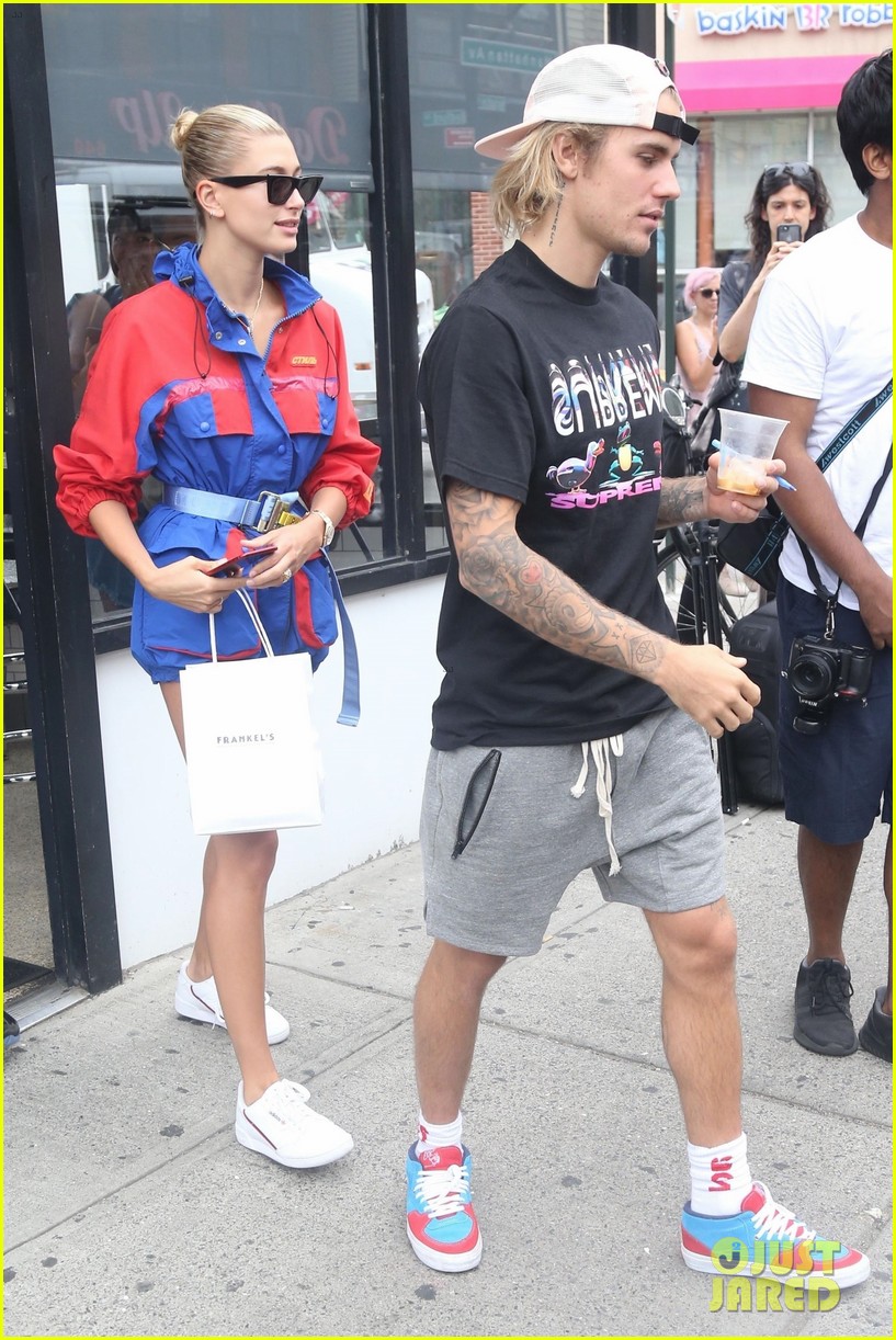 Justin Bieber & Hailey Baldwin Cuddle Up During a Deli Date! Photo