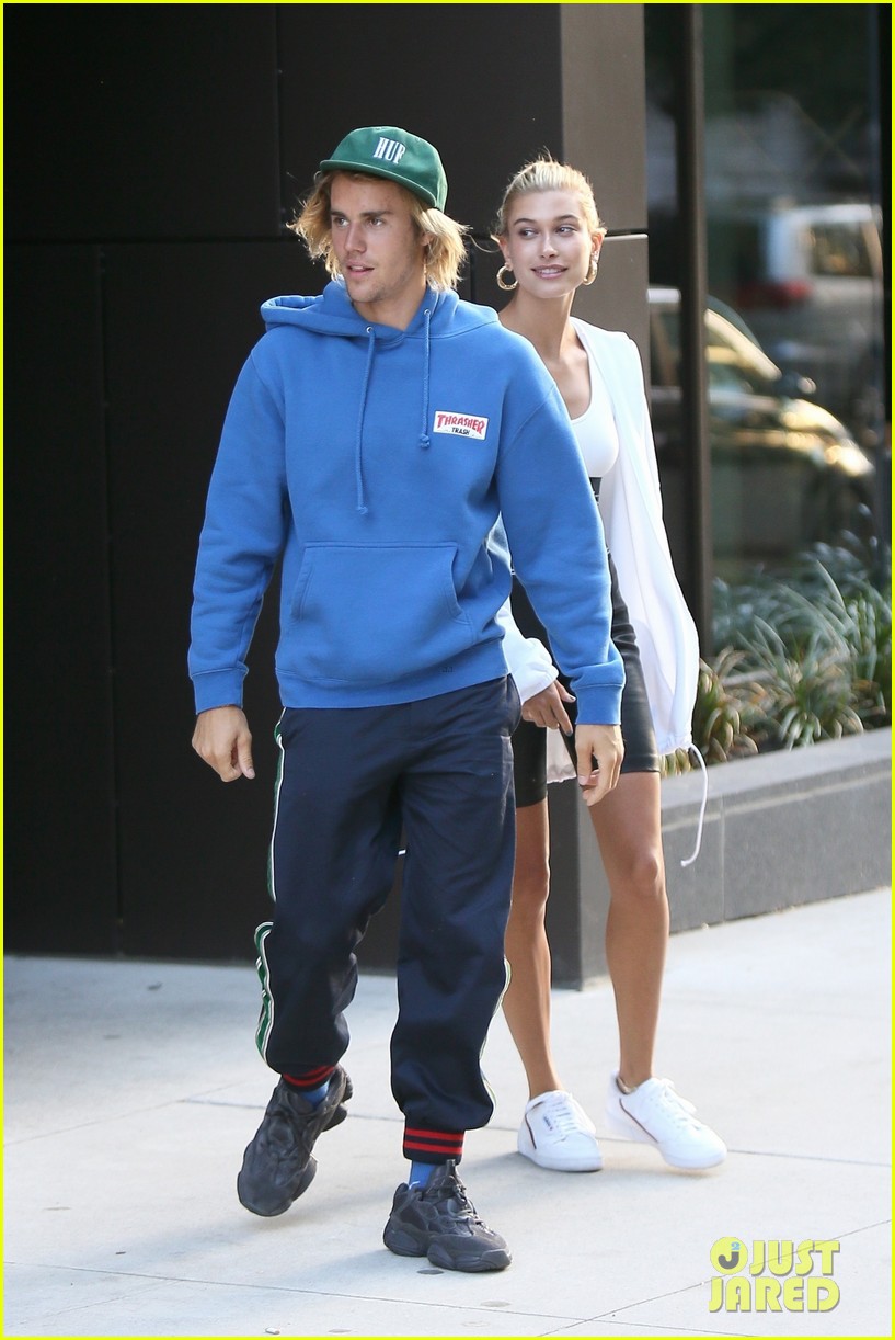 Justin Bieber & Hailey Baldwin Shop & Dine Near the Brooklyn Bridge(00)