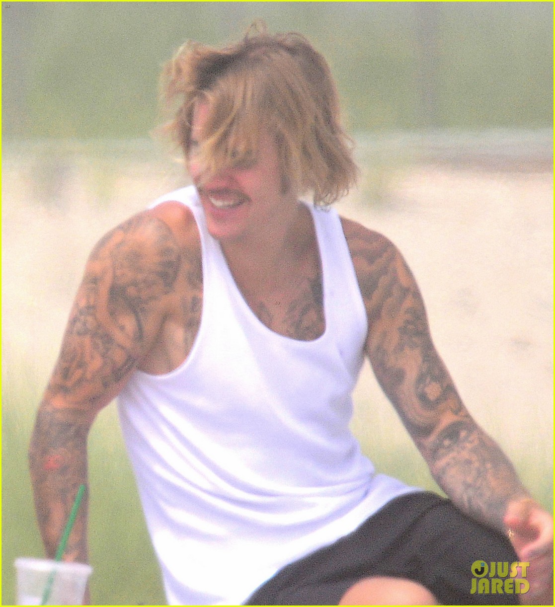 Justin Bieber & Hailey Baldwin Enjoy a Picnic on the Beach!: Photo
