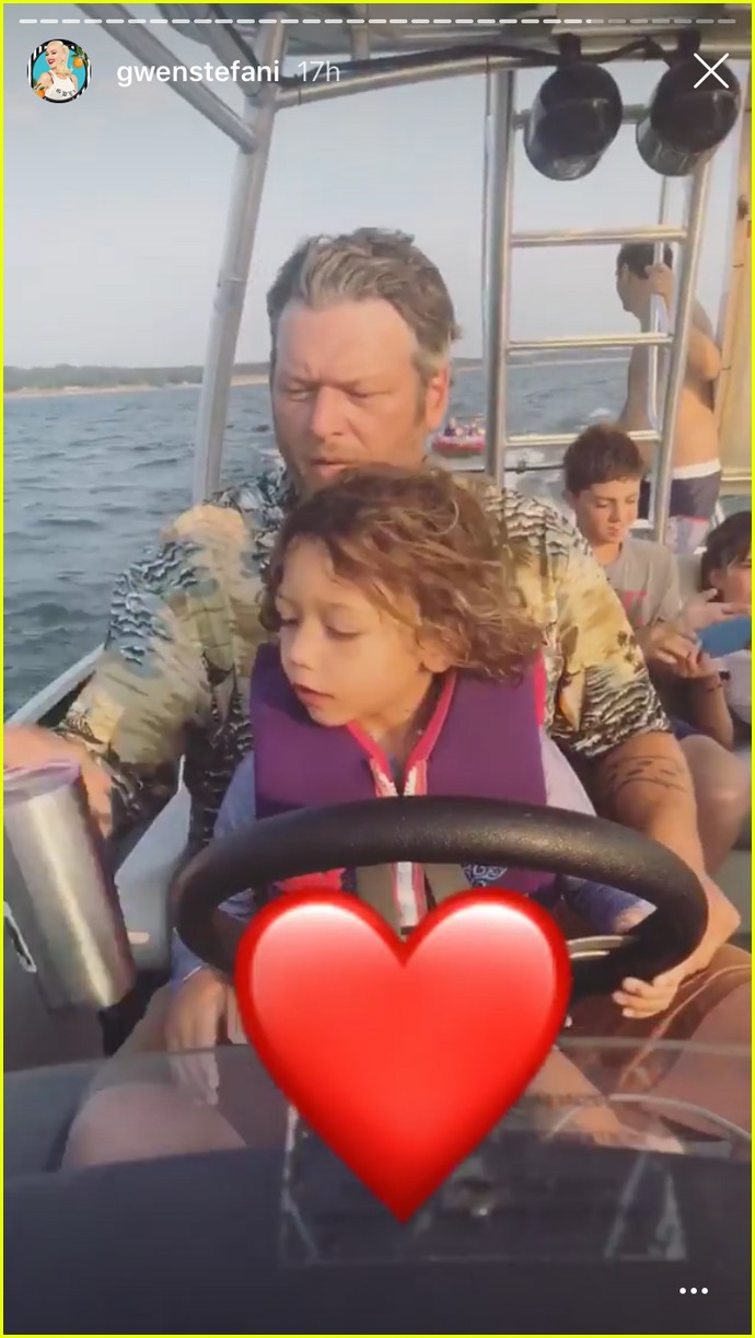 Photo gwen stefani blake shelton cute lake photos 04 Photo 4122327