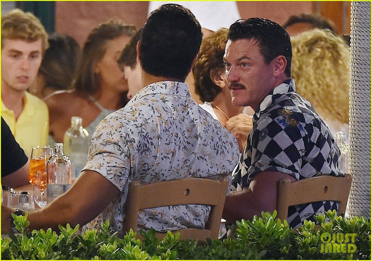 Photo luke evans victor turpin dinner in italy 04 Photo 4121509