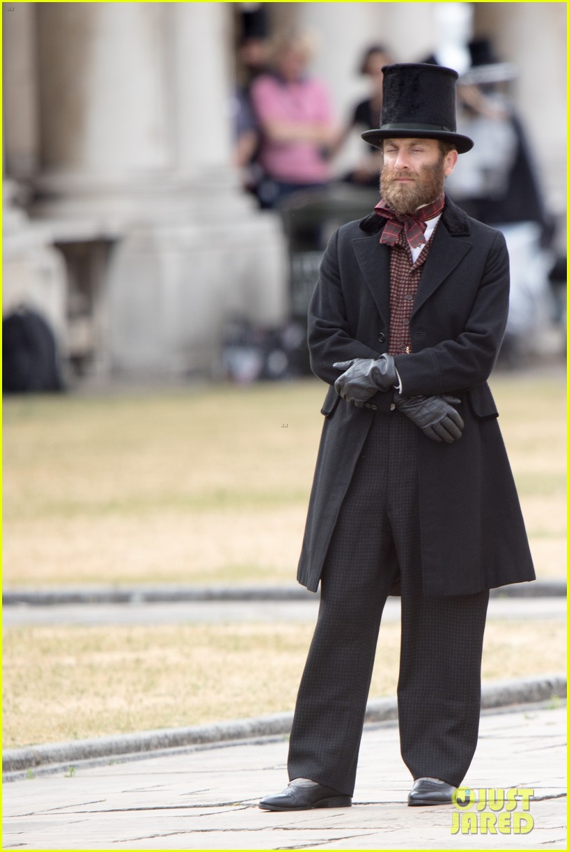 Felicity Jones & Eddie Redmayne Get Into Character on 'The Aeronauts