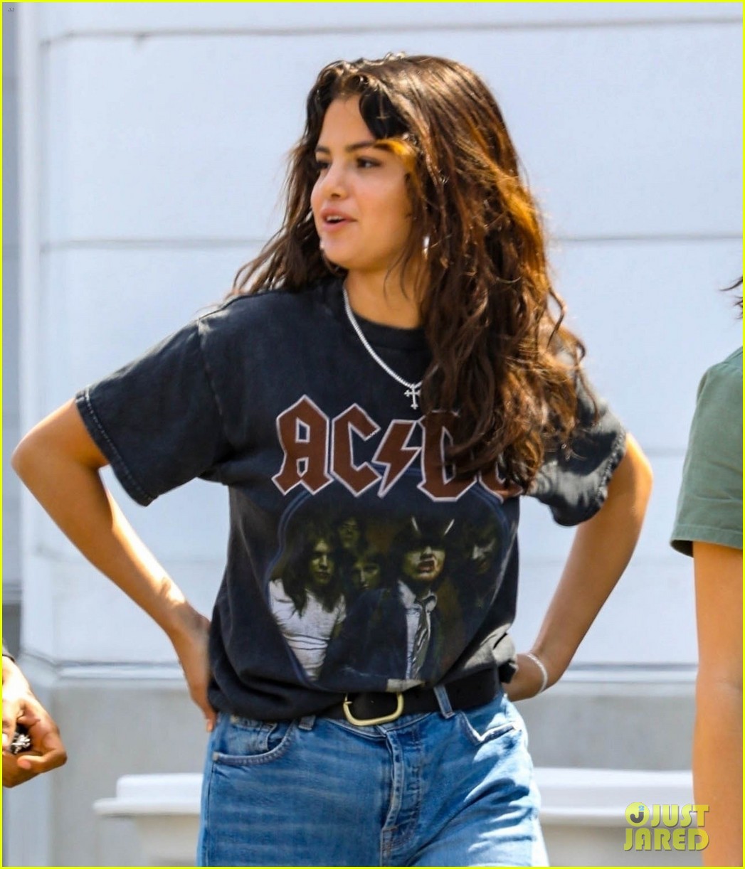 Konkurrencedygtige I modsætning til bemærkning Selena Gomez Pairs Her AC/DC Band Tee with Denim Jeans: Photo 4122876 | Selena  Gomez Photos | Just Jared: Entertainment News