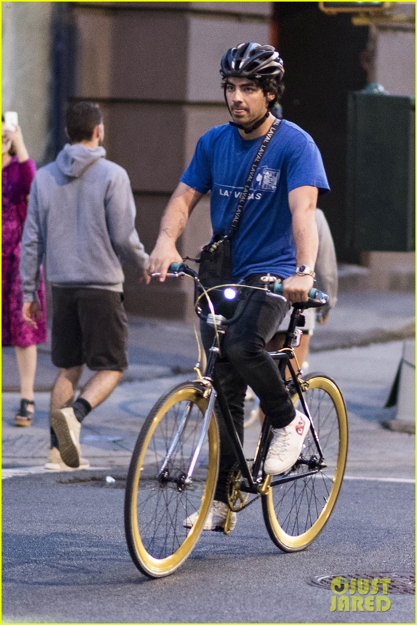 Photo: joe jonas sophie turner bike ride 07 | Photo 4118046 | Just Jared