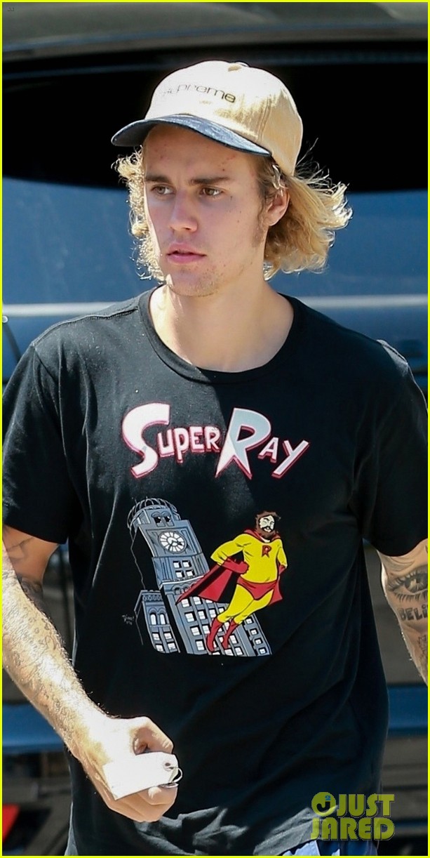 Justin Bieber Gives Money to a Homeless Man in Los Angeles Photo