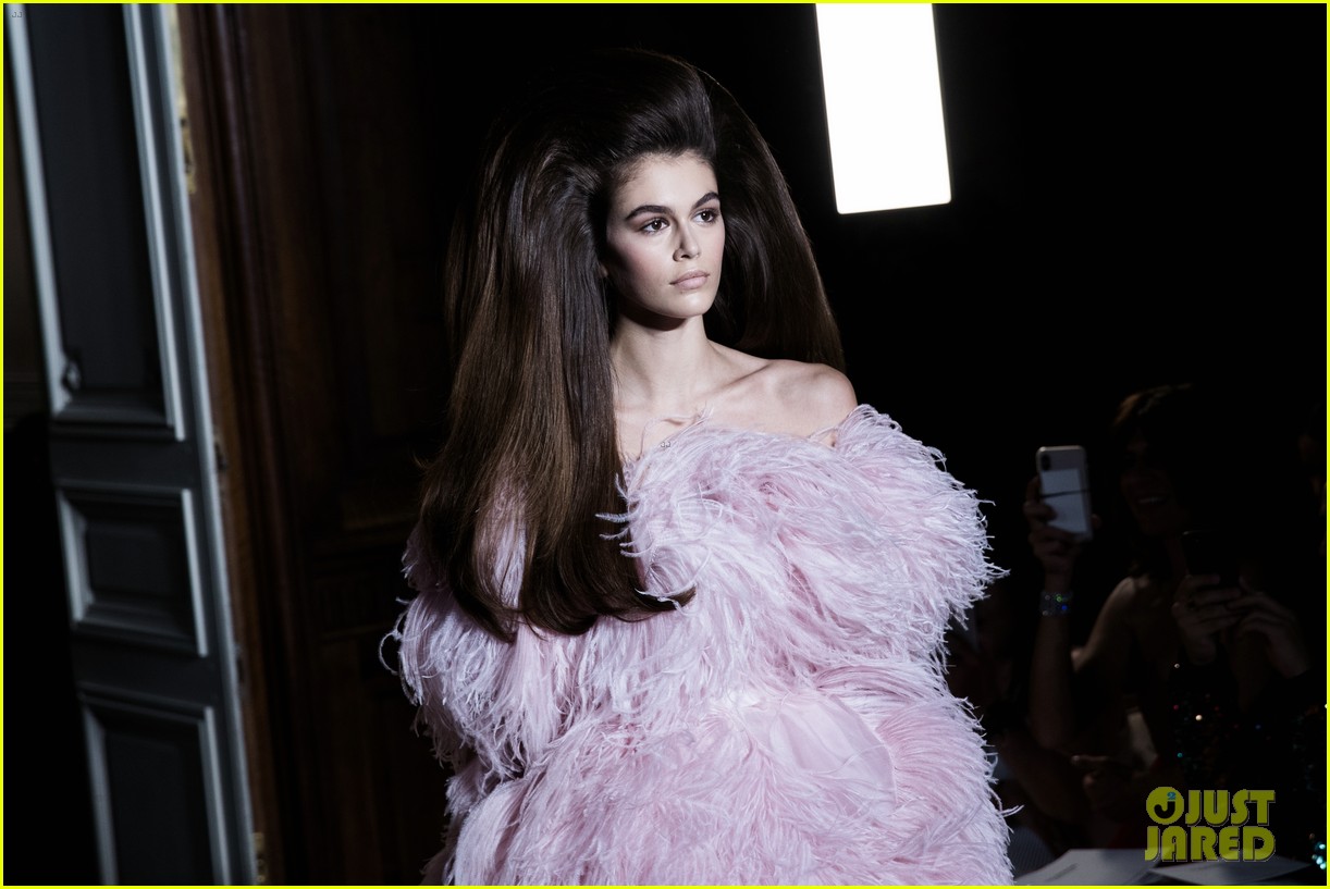Kaia Gerber Walks Valentino Runway with Giant Hair!: Photo 4110834