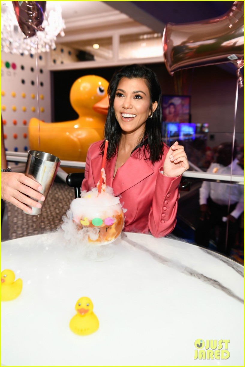 Photo kourtney kardashian goes pretty in pink for sugar factory