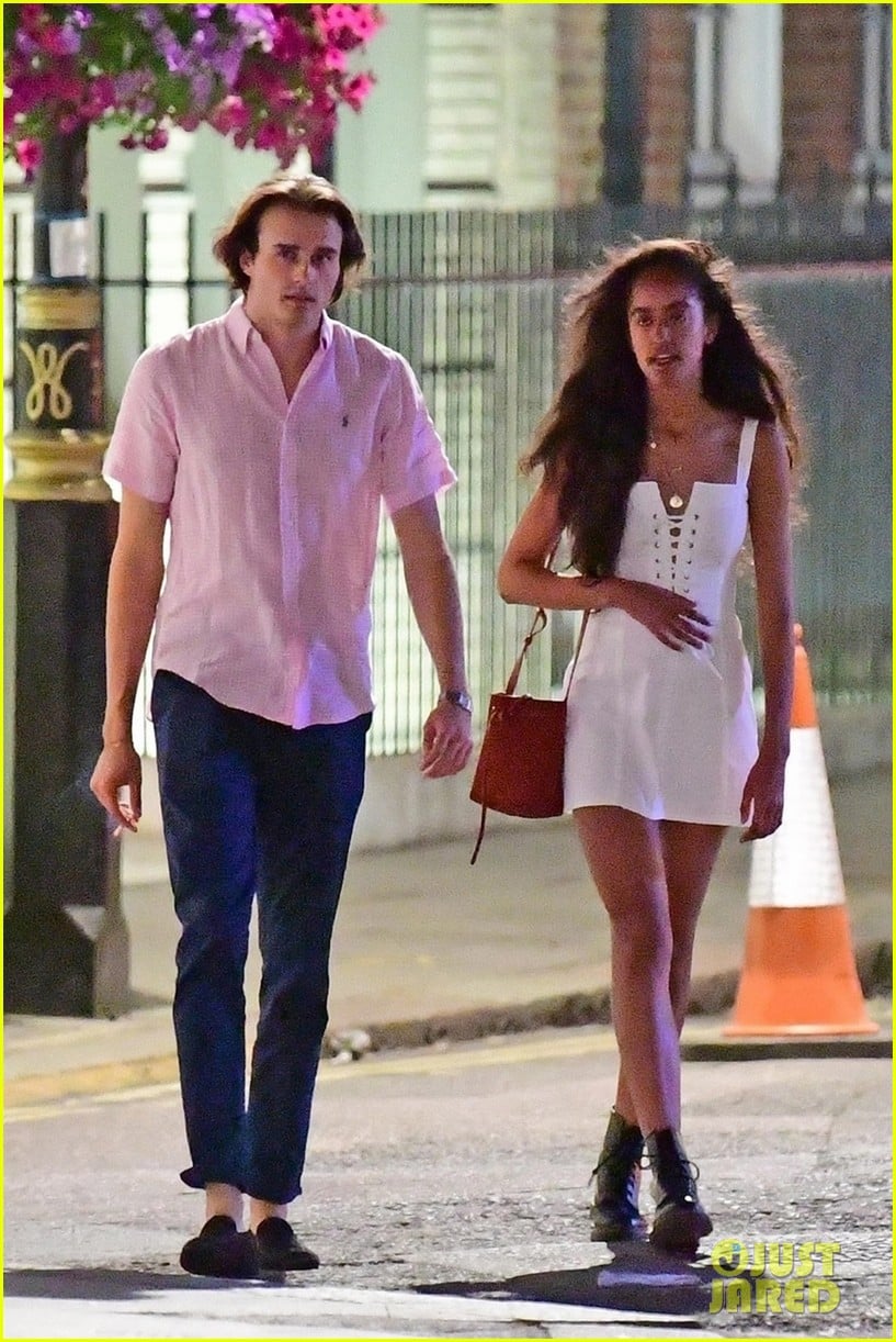 malia obama holds hands with boyfriend rory farquharson in london photo 4122638 malia obama rory farquharson pictures just jared