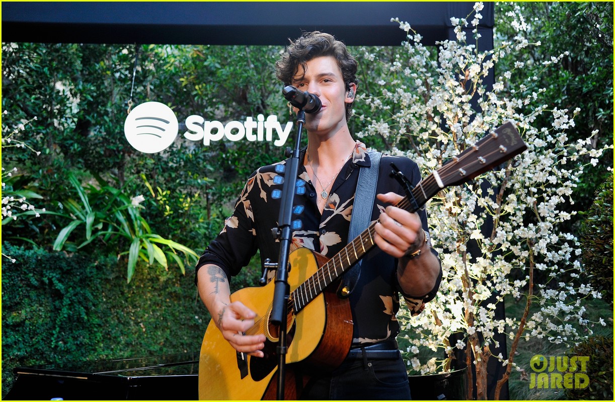 Photo shawn mendes performs for his biggest fans at spotify event in beverly hills 03 Photo