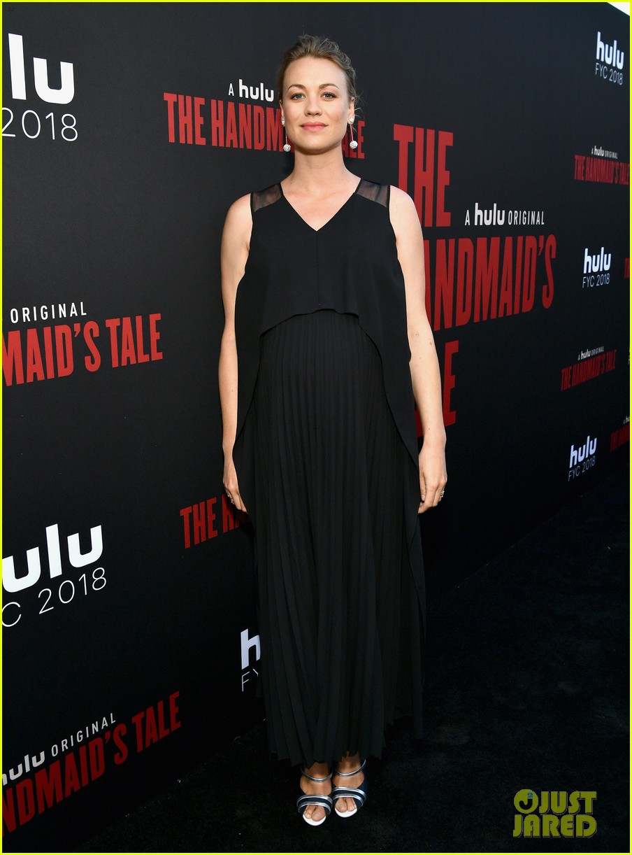 Photo: elisabeth moss joins samira wiley alexis bledel at handmaids