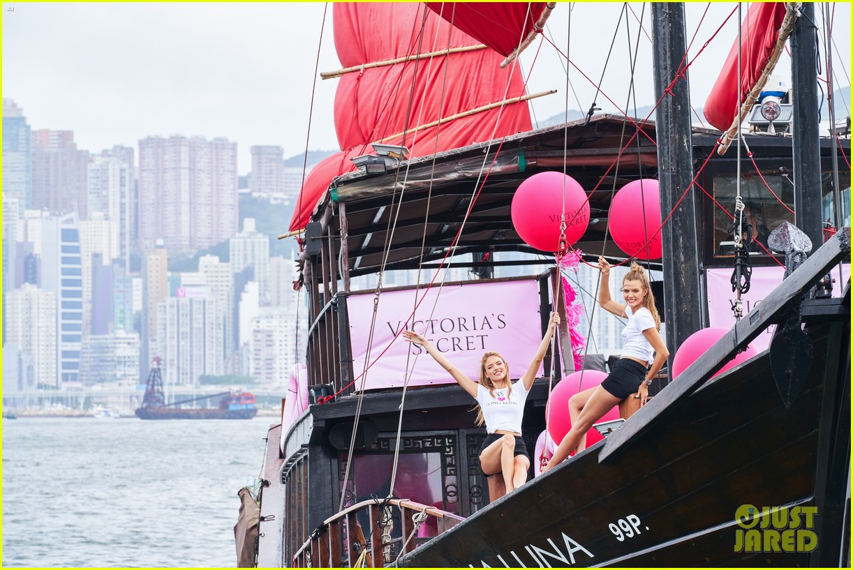 Photo: martha hunt josephine skriver celebrate victorias secret hong