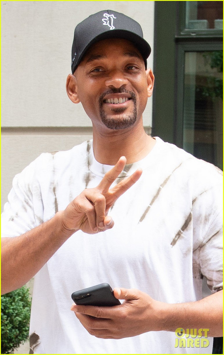 Will Smith Throws Up the Peace Sign in NYC! Photo 4120197 Will Smith Photos Just Jared