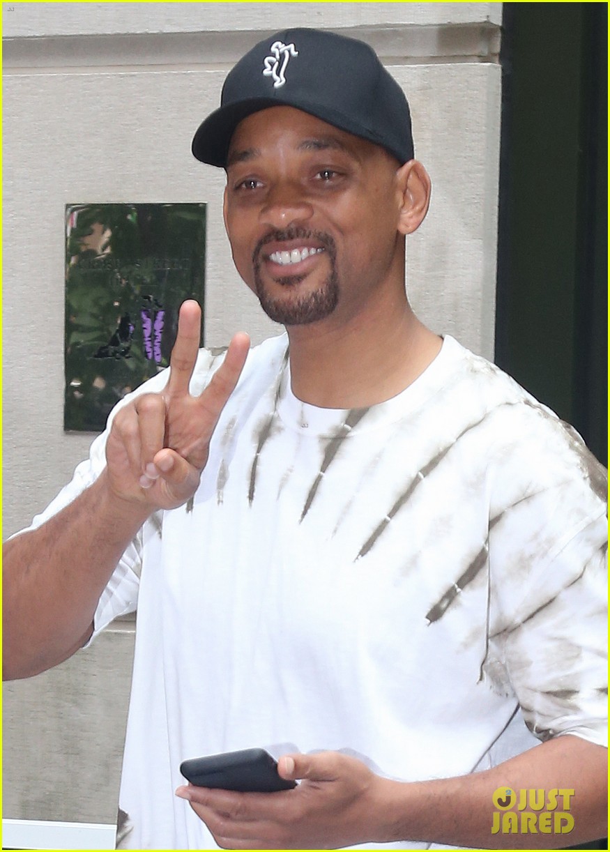 Will Smith Throws Up the Peace Sign in NYC! Photo 4120199 Will Smith Photos Just Jared