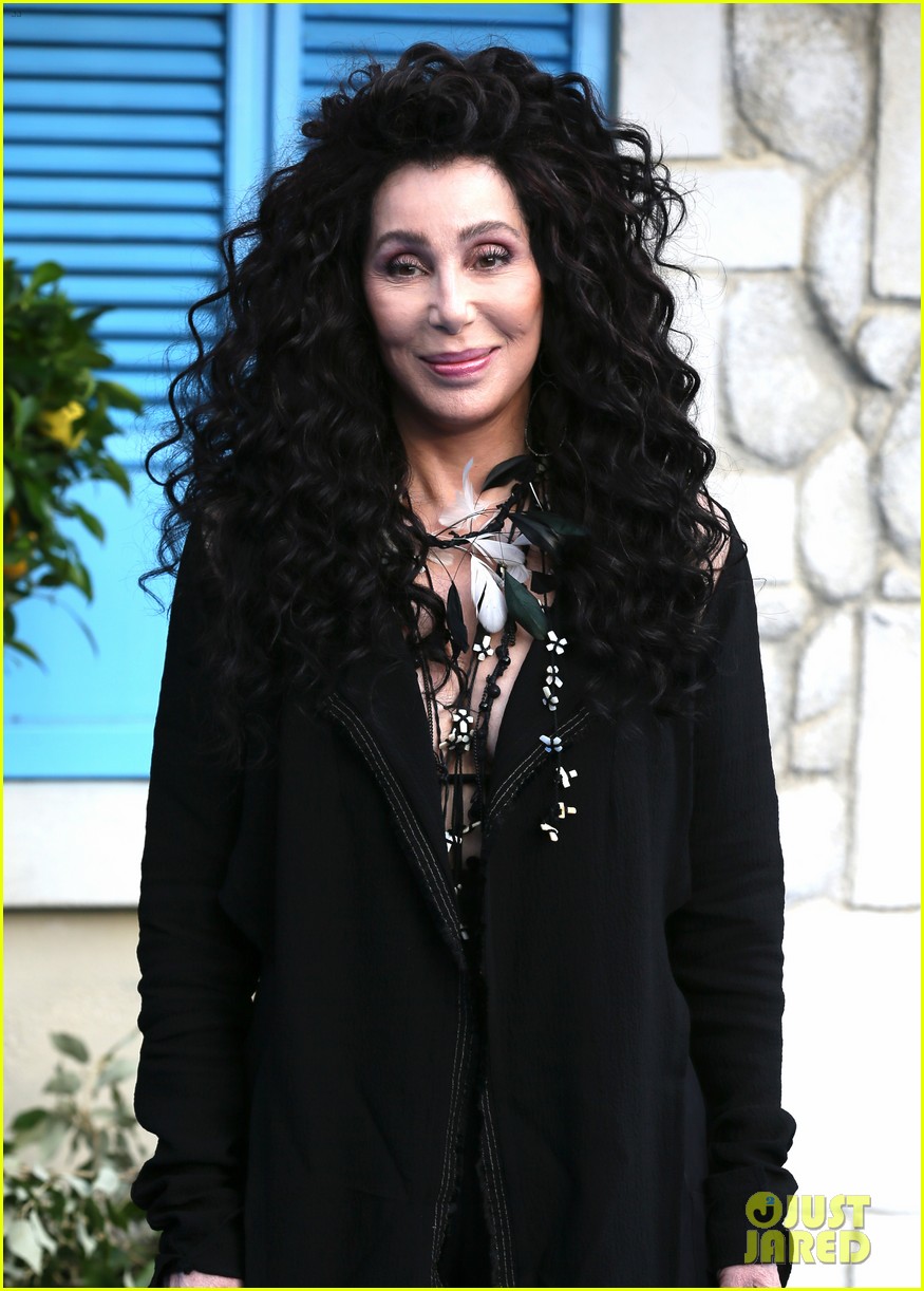 Photo: cher meryl streep reunite at mamma mia here we go again london