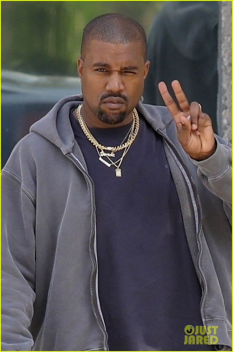 Photo kanye west spends the day at his office in calabasas 02 Photo