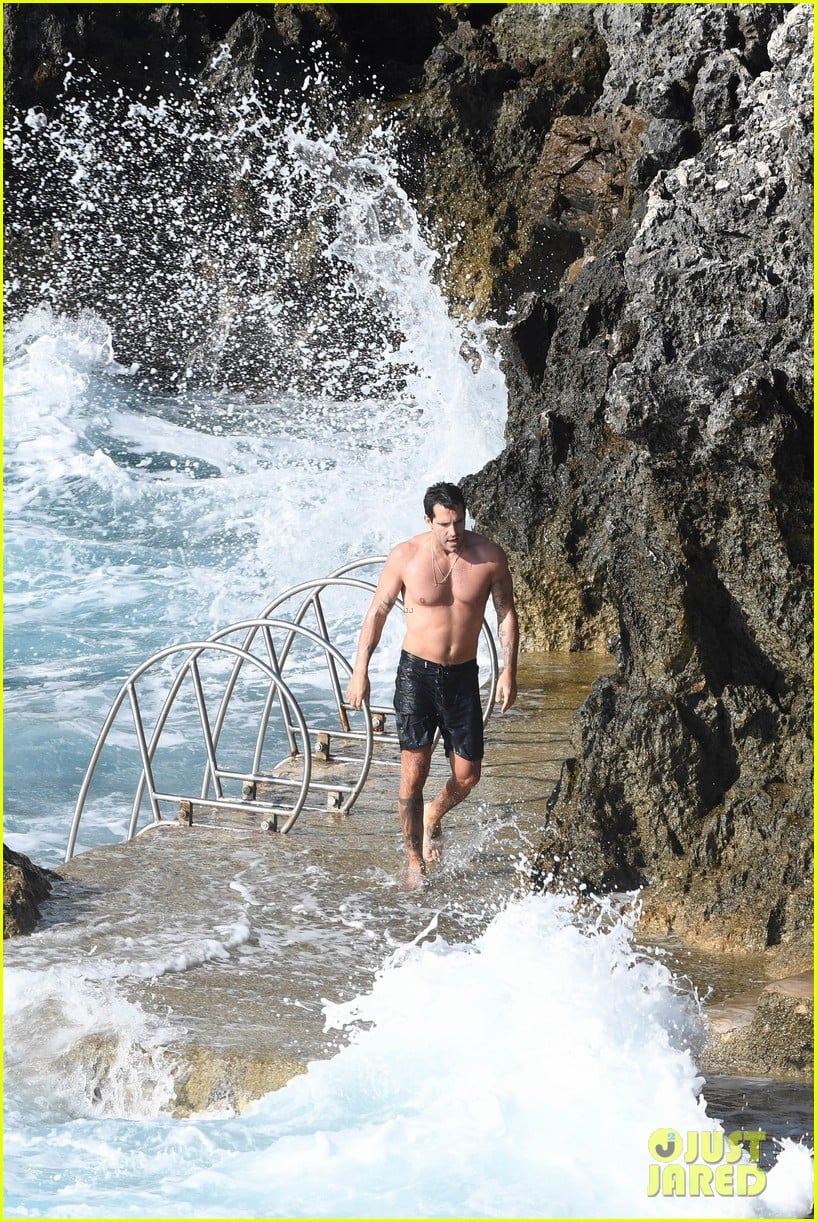 Photo: robin wright clement giraudet beach bodies pda 57 | Photo