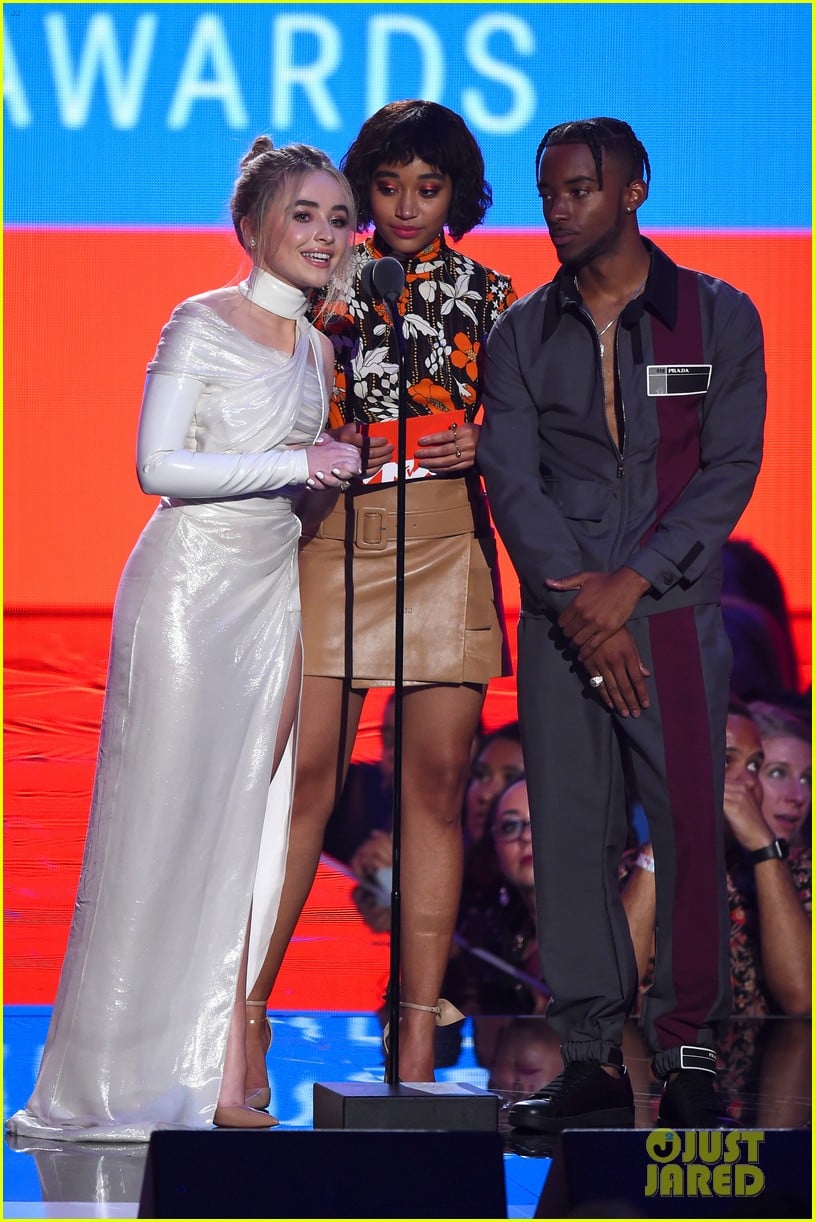 Algee Smith Ditches His Shirt For MTV VMAs Carpet! Photo 4132181