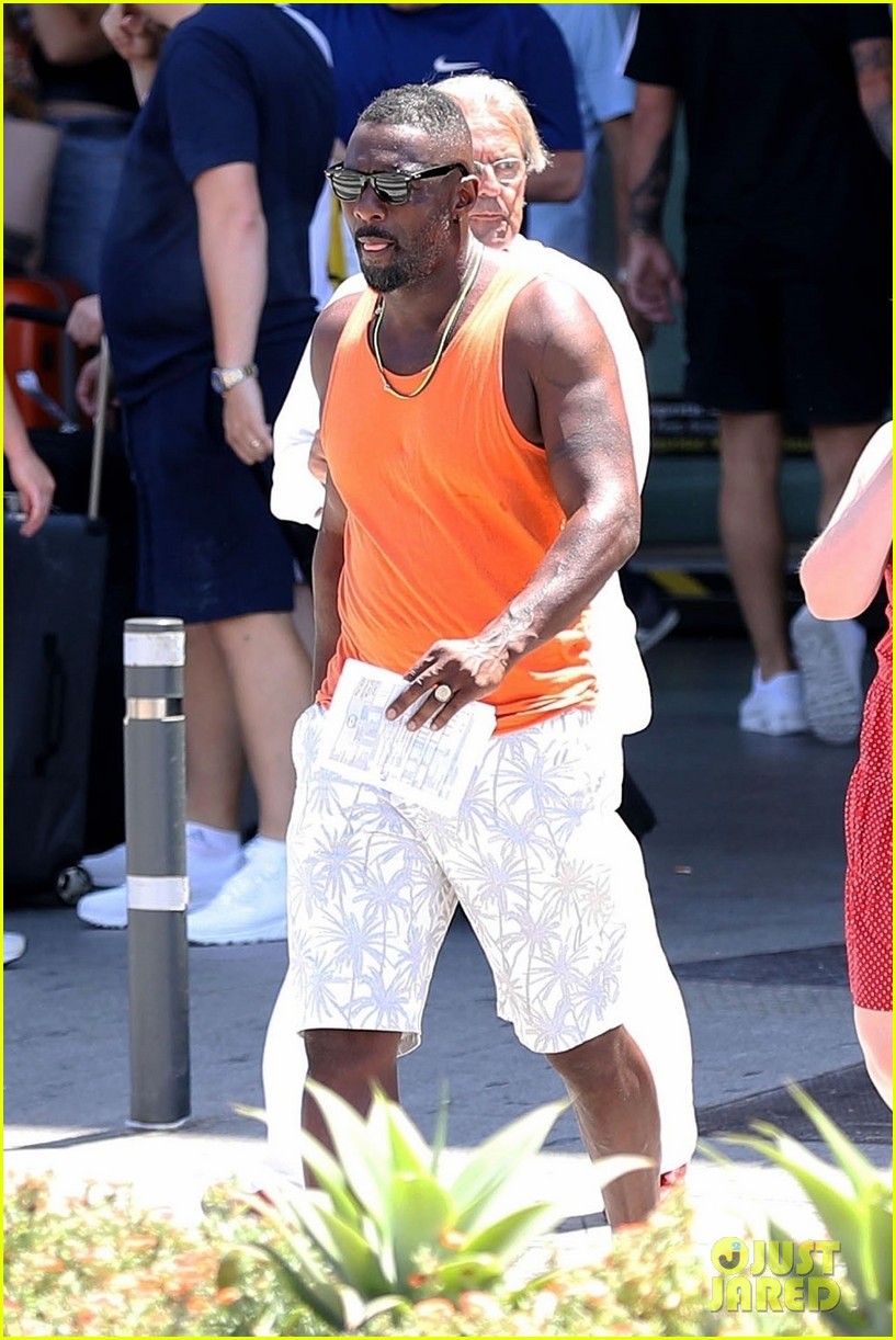 Idris Elba Gets to Work on Set in Photo 4123512 Idris Elba