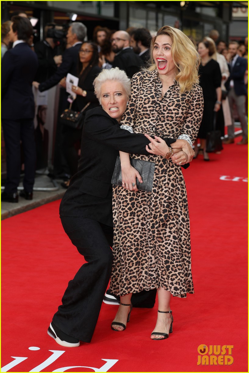 Emma Thompson Attempts To Lift A Shocked Hayley Atwell On The Red Carpet Photo 4129806 Emma Thompson Fionn Whitehead Hayley Atwell Russell Tovey Pictures Just Jared