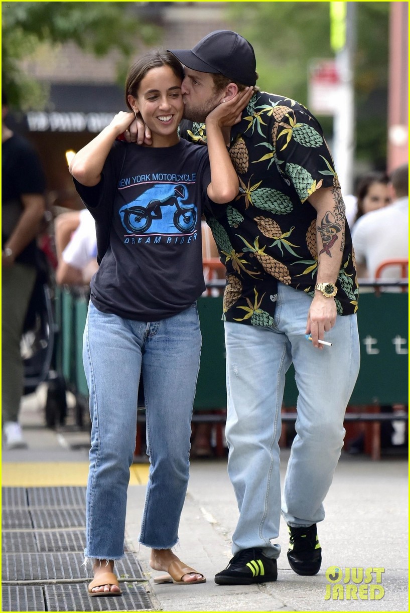 Photo jonah hill gianna santos show off pda in nyc 05 Photo 4123640
